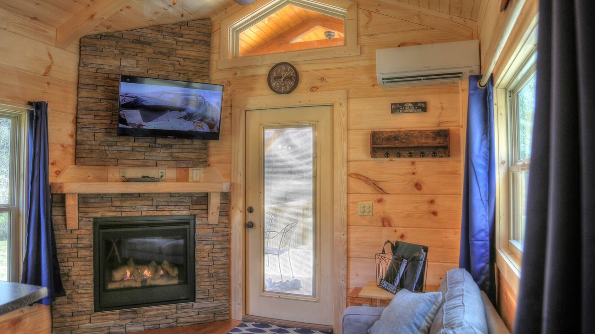 Topton Cabin | Peaceful & Romantic Log Cabin w/Hot Tub+Fireplace+Wi-Fi