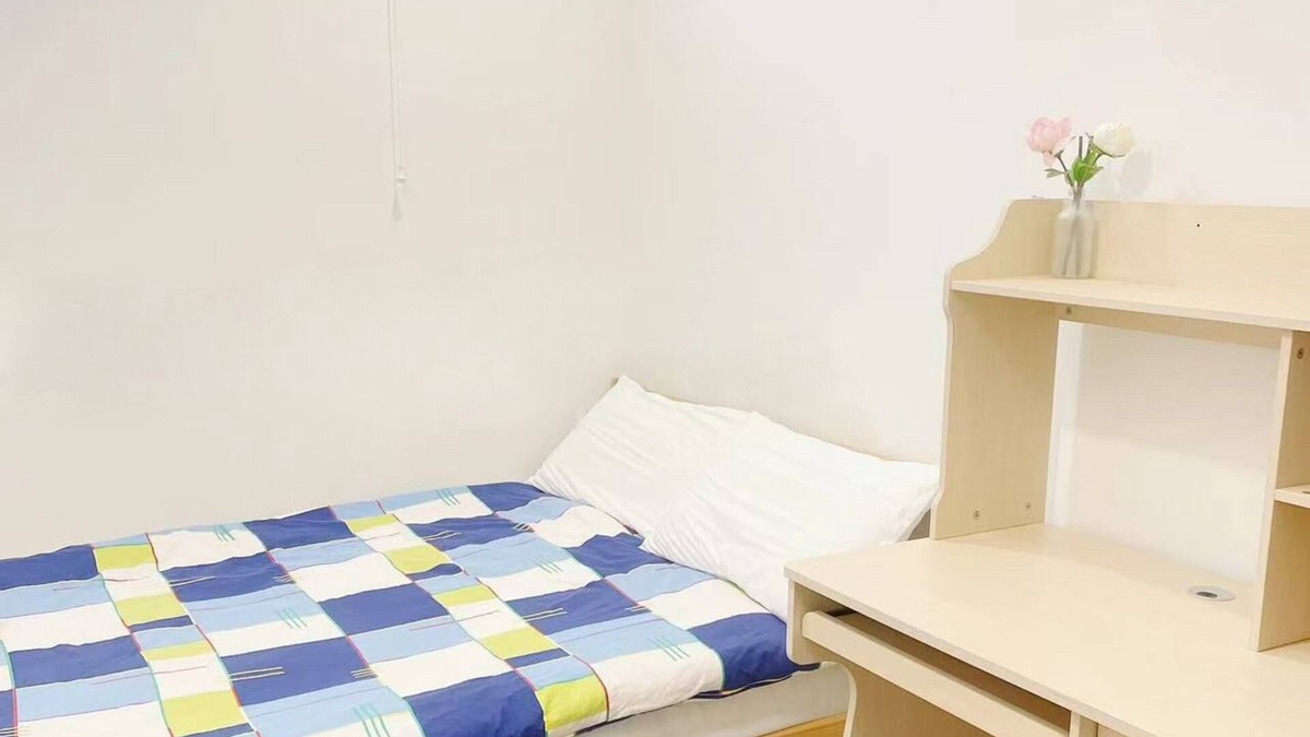 Arbutus Ridge House | Peaceful room with Kitchen, Washing Machine and Internet near Beach, Broadway,DT