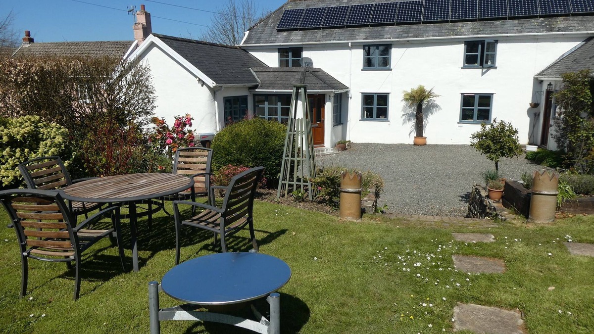 Rosevine Cottage | Peaceful Rural Location Set Within 5 Acres Of Pasture and Woodland, pet friendly