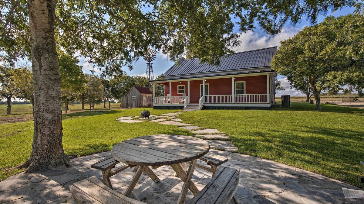 Schulenburg House | Peaceful Schulenburg Farmhouse w/Fire Pit & Grill