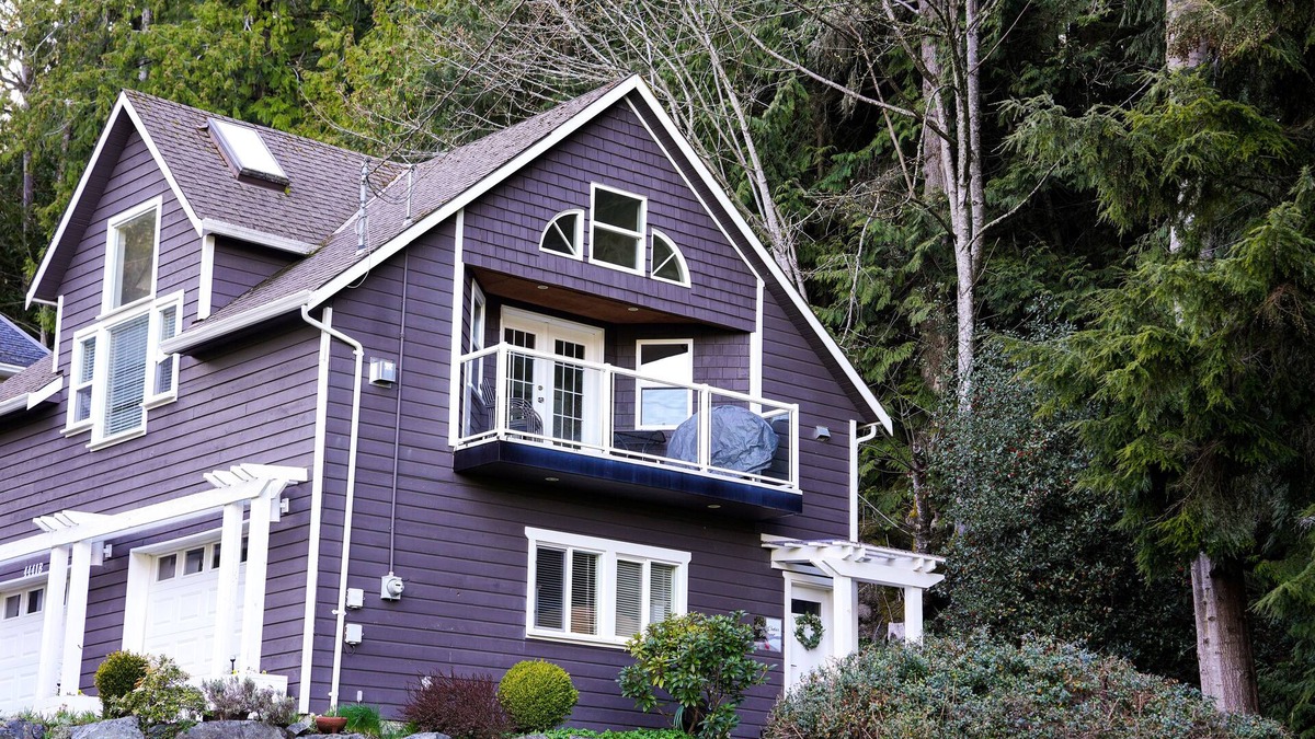 Cowichan Bay House | Peaceful seaside retreat situated between the ocean & Hof Park in Cowichan Bay.