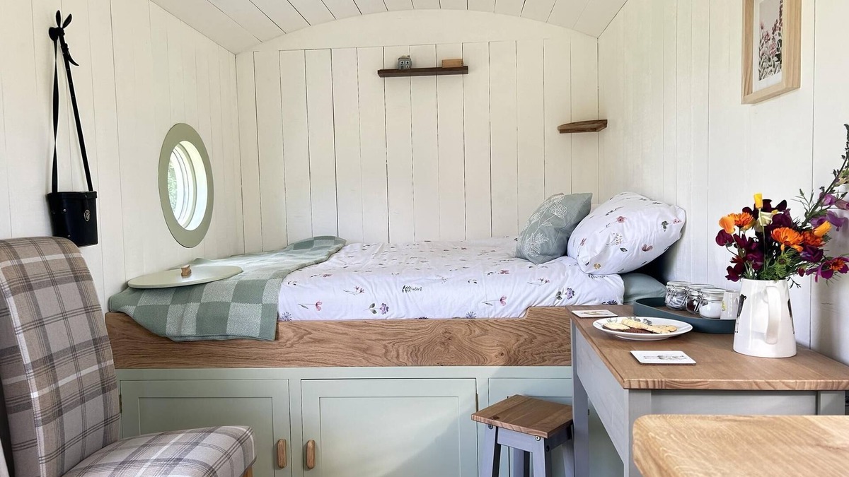 Chittlehampton Cabin | Peaceful shepherds hut with hammock