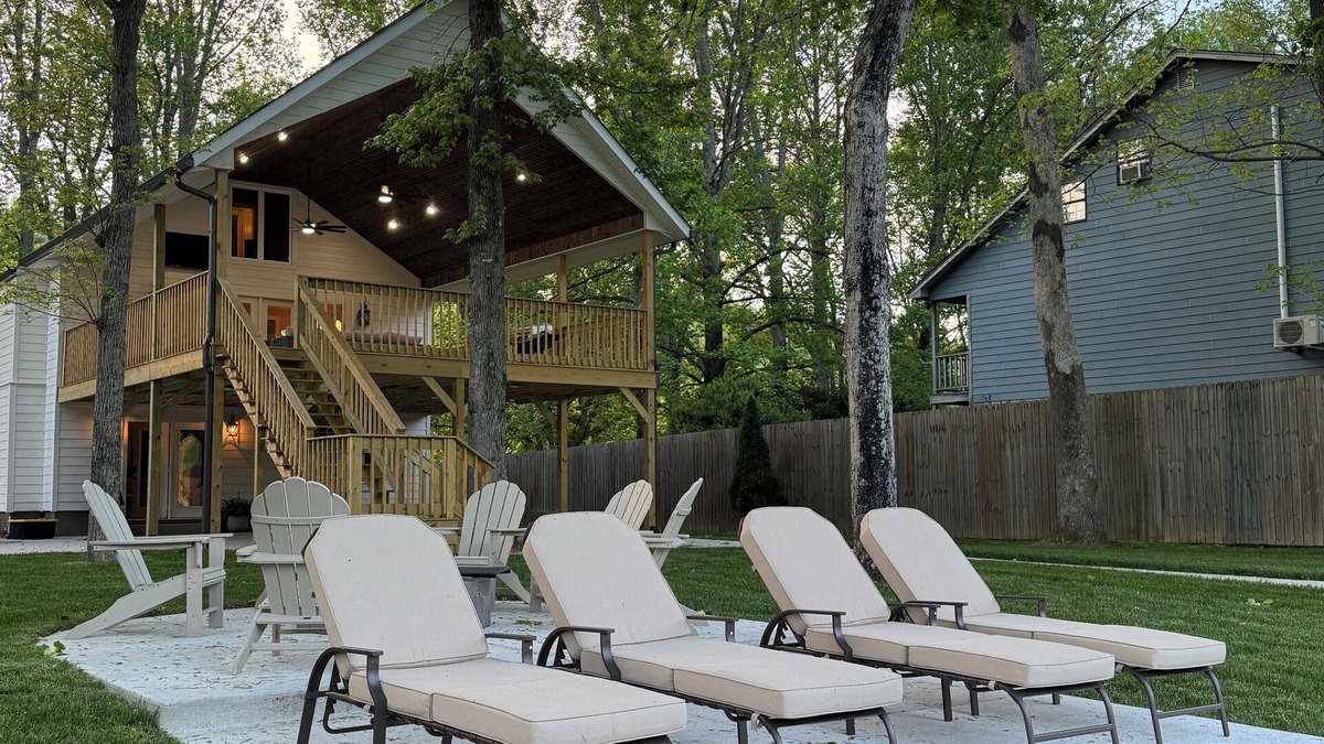 Florence House | Peaceful Shoal Creek Retreat - Sleeps 14, Lakefront Views!