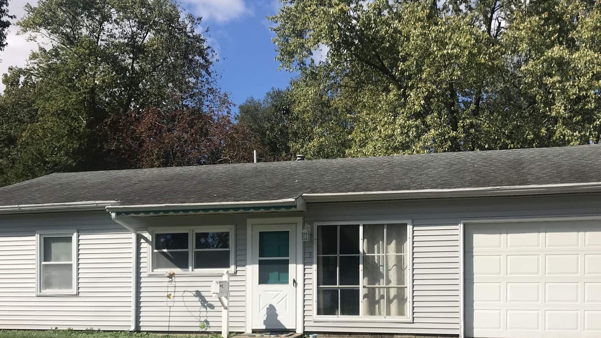Urbana House | Peaceful Slumber/Free Parking and Wi-Fi