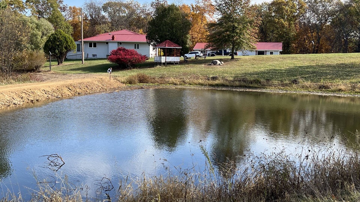 Keosauqua House | Peaceful, spacious 4 bedroom house in the country - Gazebo/Pondn