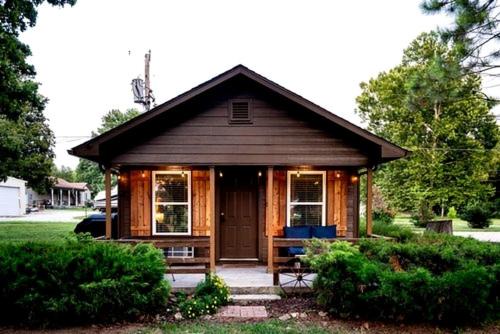 Cleora House | Peaceful Spacious Studio Cabin in Afton, Oklahoma