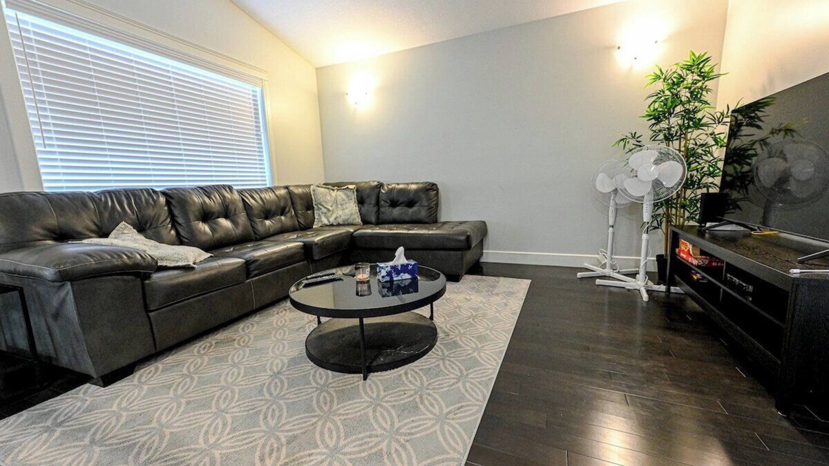 Grande Prairie House | Peaceful Stay | Fast WIFI & Smart TV | Garage