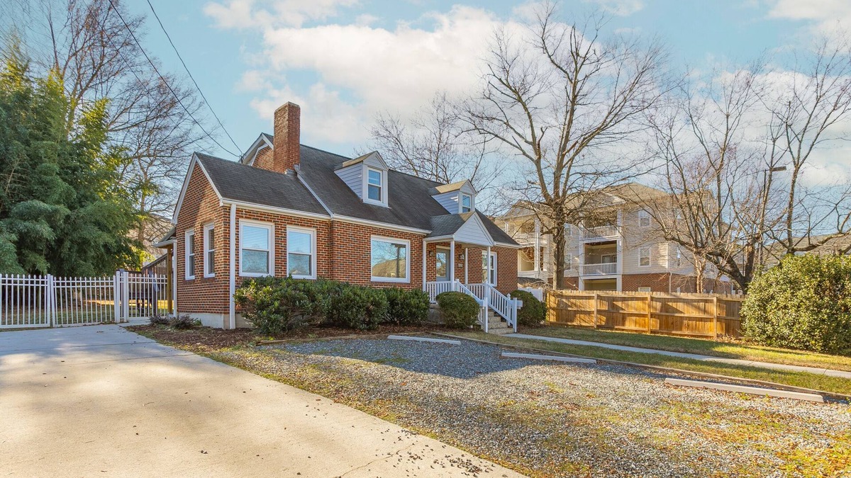 Greensboro House | Peaceful: Steps to UNCG, Close to Coliseum, Koury, Cone, Aquatic Center Downtown