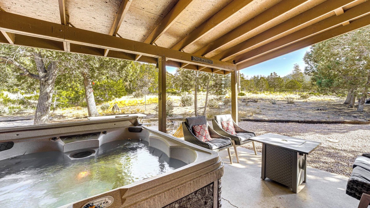 Strawberry Cabin | Peaceful Strawberry Cabin: Fire Pit & Hot Tub