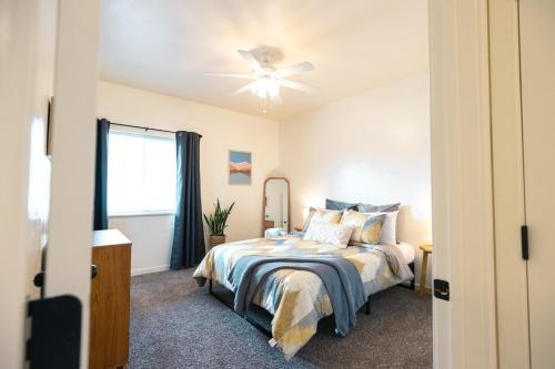 Evergreen House | Peaceful Townhome Enclosed Garage Fast Wifi