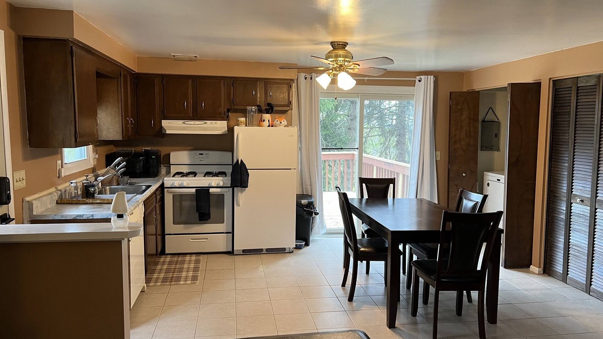 Pittsburgh Apartment | Peaceful Treetop Living 10 min. to downtown/stadium, large deck, pet friendly