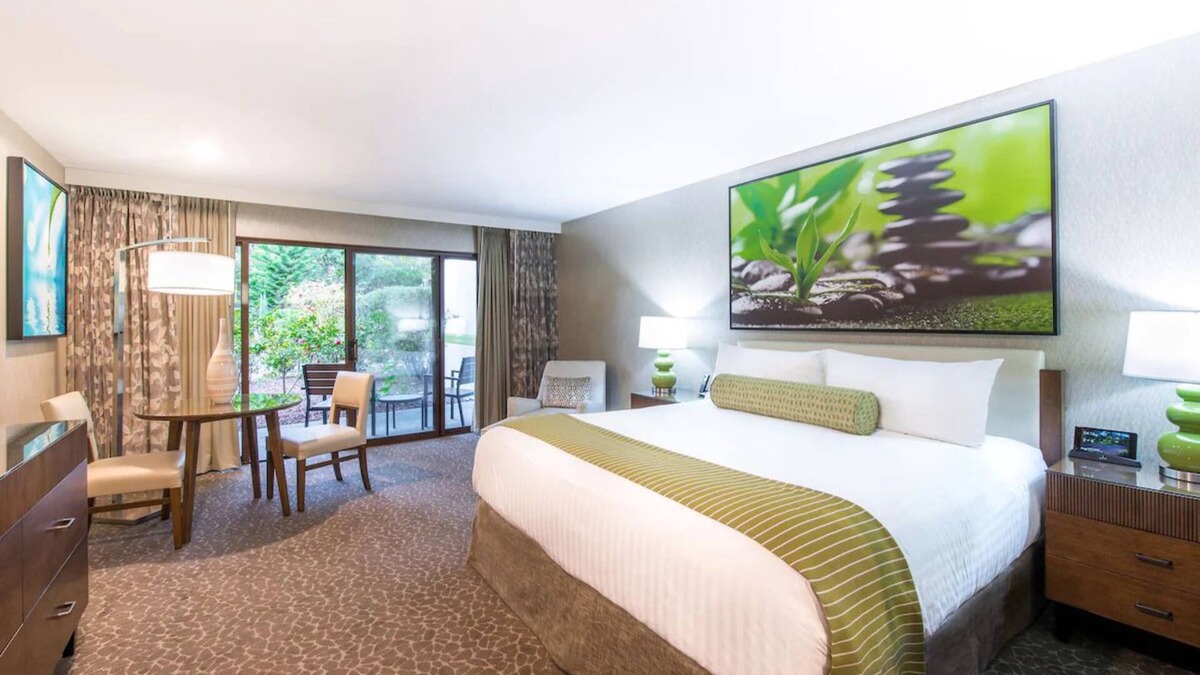 Barron Park Hotel | Peaceful Unit with Outdoor Pool, Free Breakfast & Free Parking