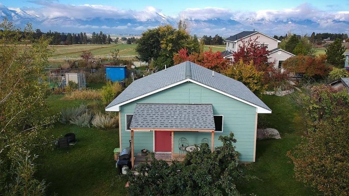 Corvallis House | Peaceful Vacation Getaway, Private Yard, Hot Tub, 360 Views Clean & Cozy Cottage