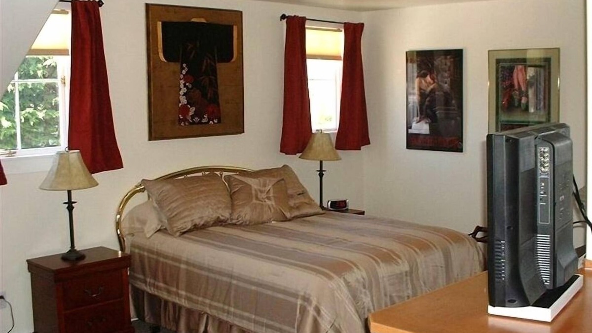 Ferndale Main Street Historic District Apartment | Peaceful View Vacation Rental