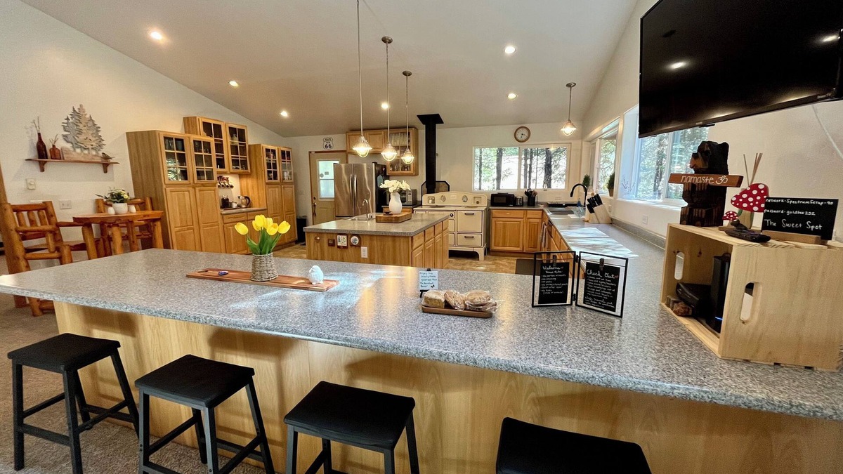 Gasquet House | Peaceful Views-Gasquet Cozy Cabin 1.5acres. TRAEGER, Smith River, Redwoods, Wifi