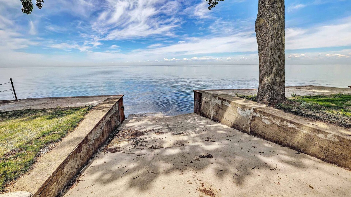 Luxemburg House | Peaceful Waterfront Cottage | Door County | Sleeps 7