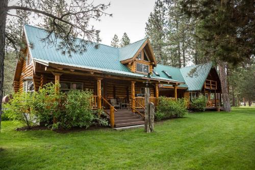 Chiloquin House | Peaceful Waterfront Log Cabin near Crater Lake National Forest, Oregon