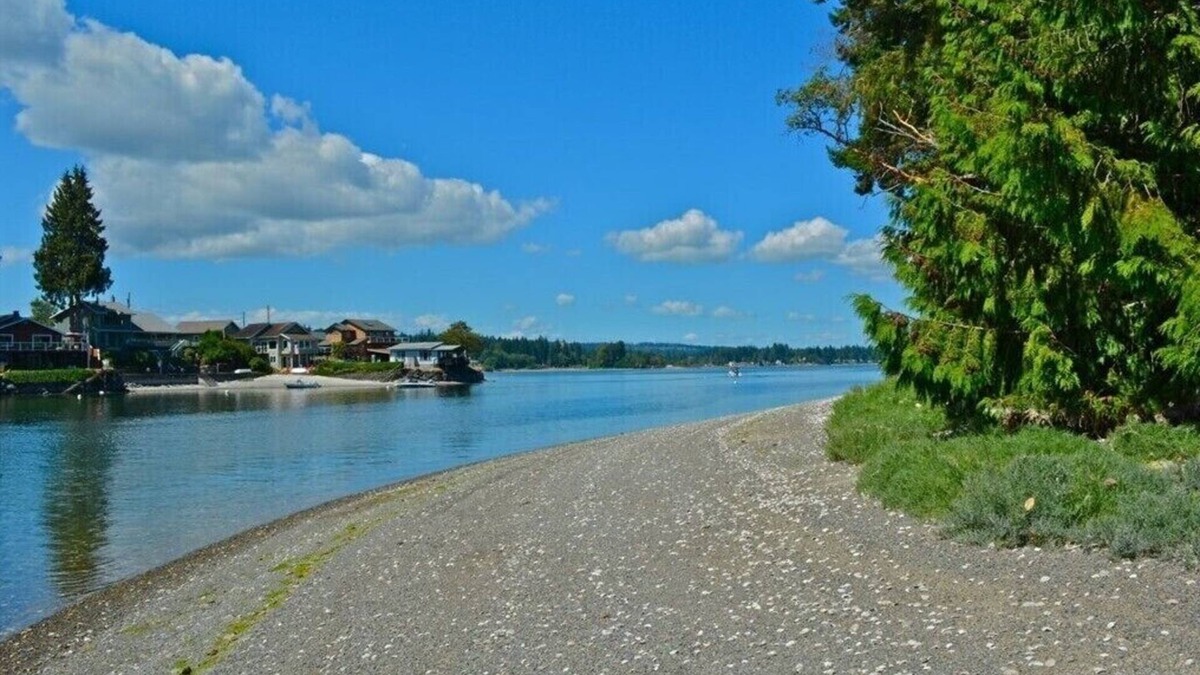 West Hills Apartment | PEACEFUL WATERFRONT RETREAT 30-MINUTE FERRY RIDE FROM SEATTLE!