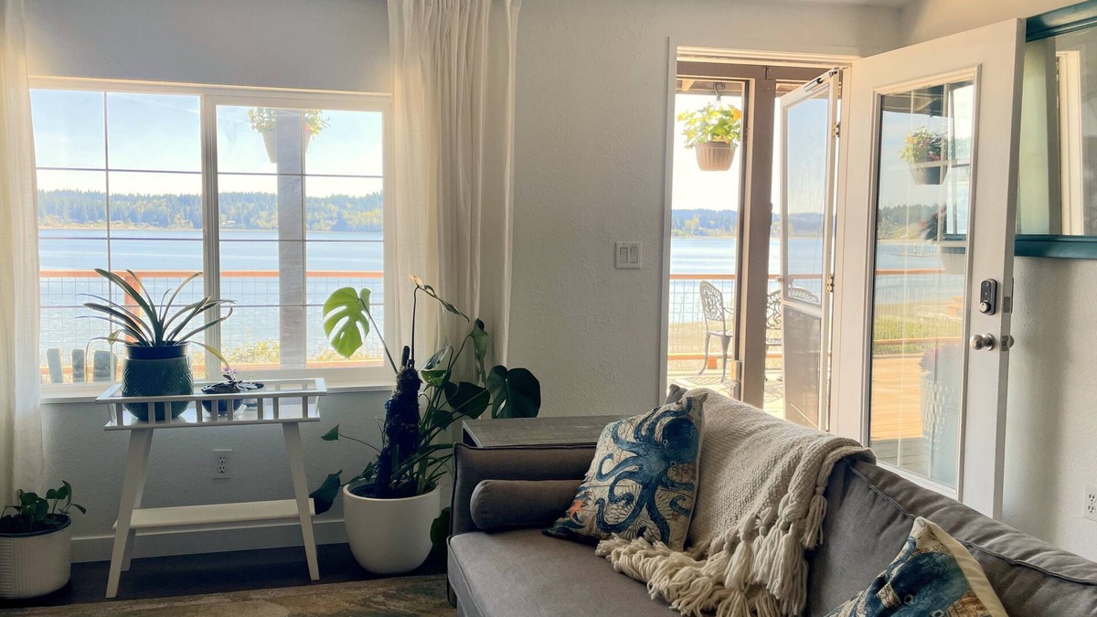 Silverdale House | Peaceful waterfront 2-bed bungalow with huge deck, amazing views