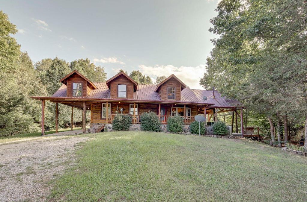 Whitley City House | Peaceful Whitley City Cabin on 10 Wooded Acres!