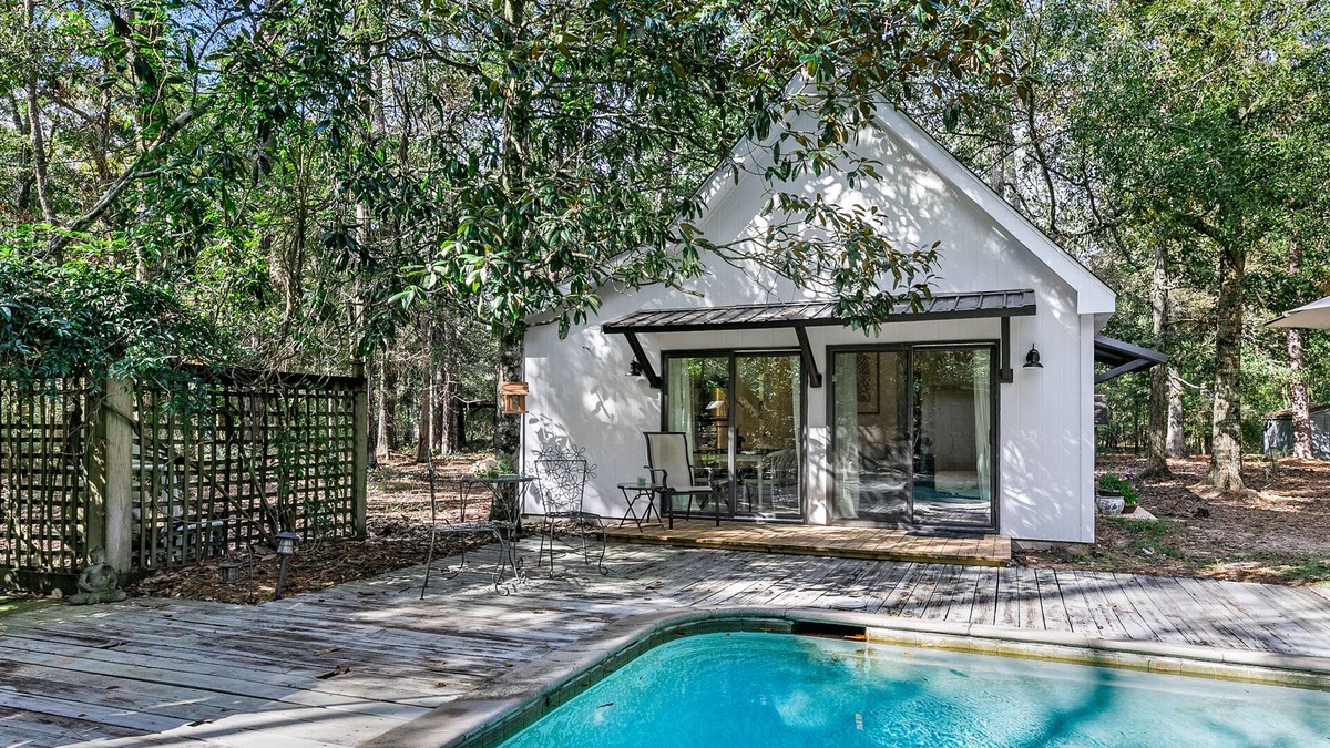 Pine Grove House | Peaceful Wooded Garden Setting
