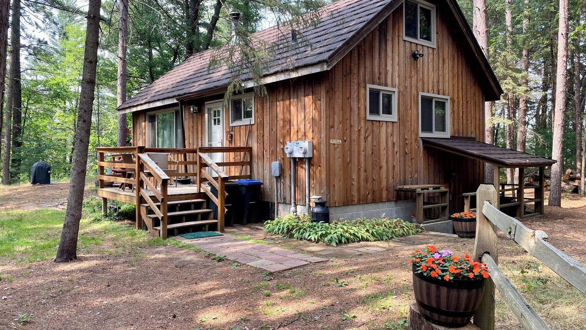 Adams County Cabin | Peaceful Wooded Sanctuary on creek with tree house and private dog park