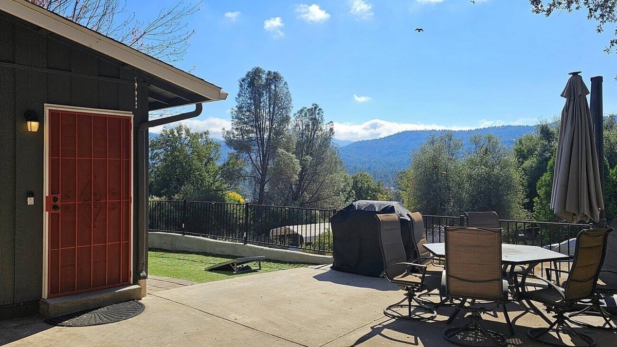 Oakhurst House | Peaceful Yosemite Retreat-King Suite-Pet Friendly