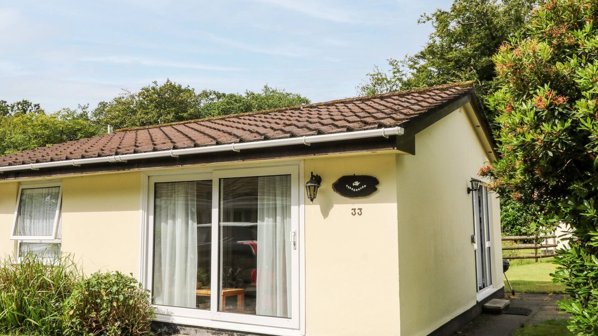 Liskeard Cottage | PEACEHAVEN, pet friendly, with a garden in Liskeard