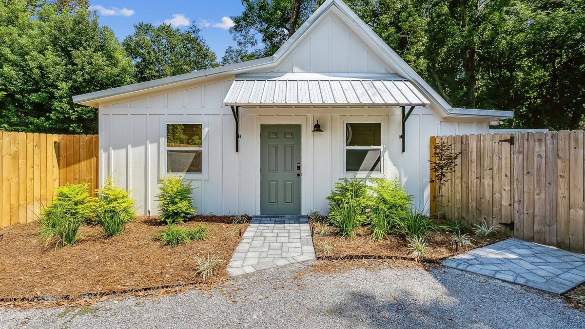 East Hill Apartment | Peaches Place is a Beautiful New Guest House - Heart of East Hill - Fast WiFi - Private Back Yard