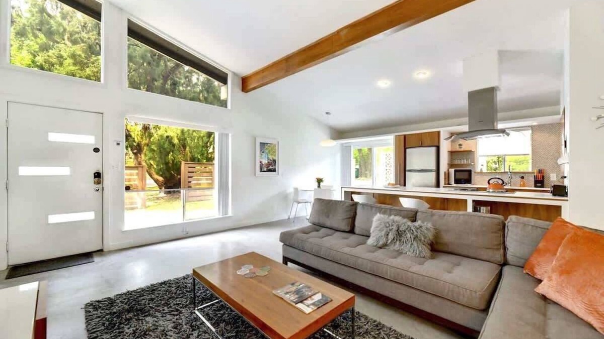 South River City House | Peachy Dream | SoCo Mid-Century Pet Stay