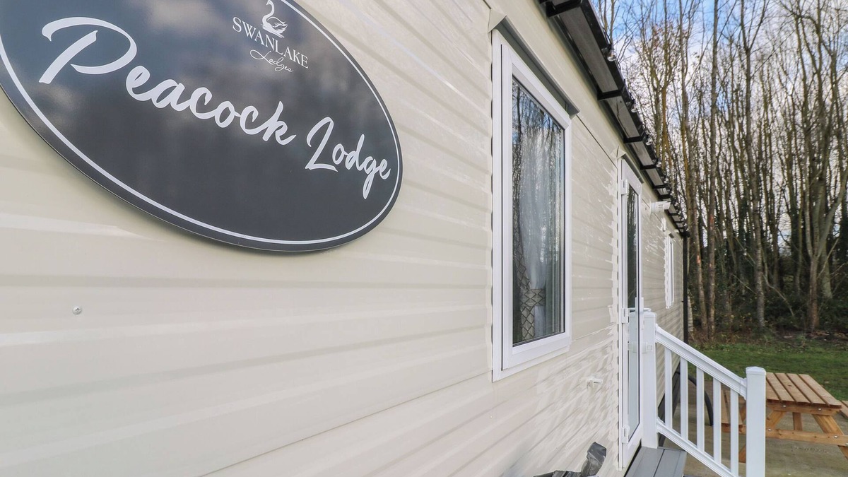 Swannington Cottage | PEACOCK LODGE, family friendly, with hot tub in Coalville