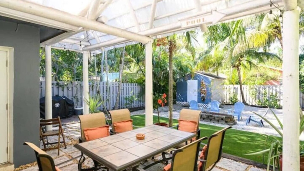 River Oaks House | Peacock Villa 2 by PMI