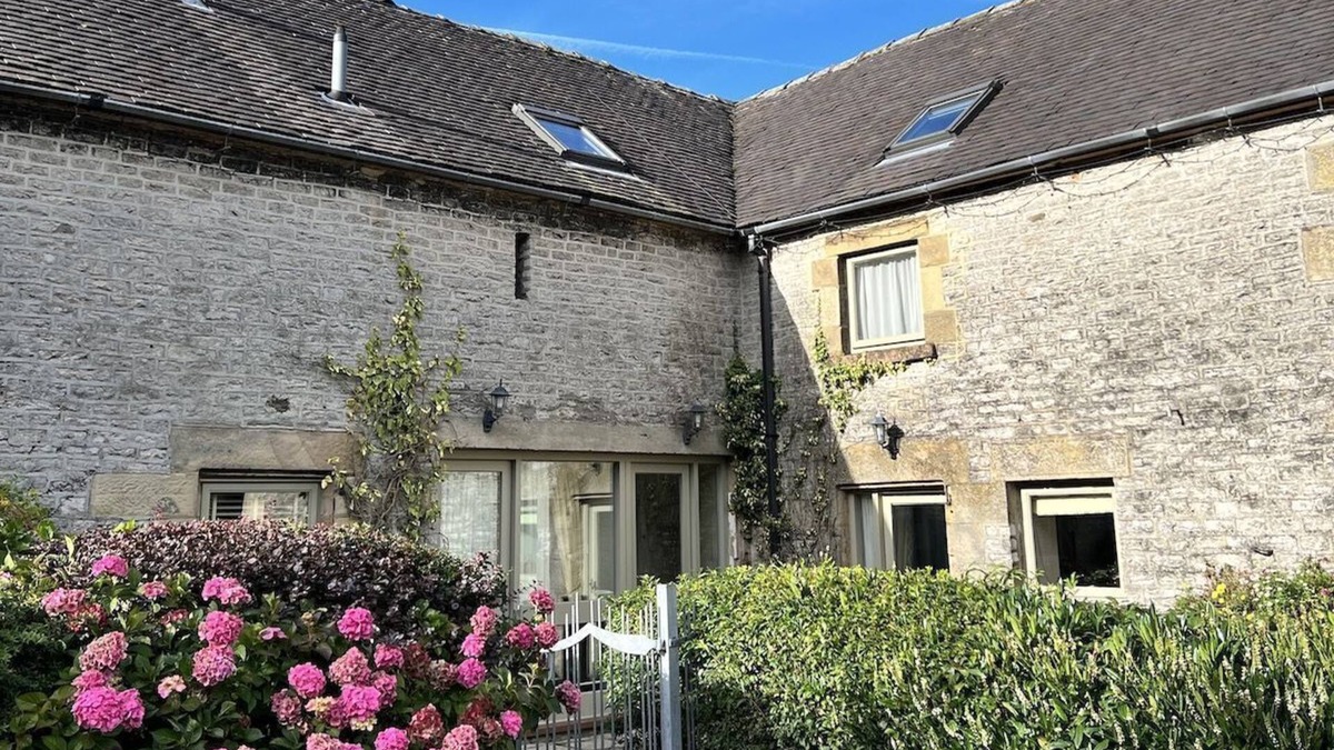 Crowdecote Cottage | Peak District country cottage with free EV charging