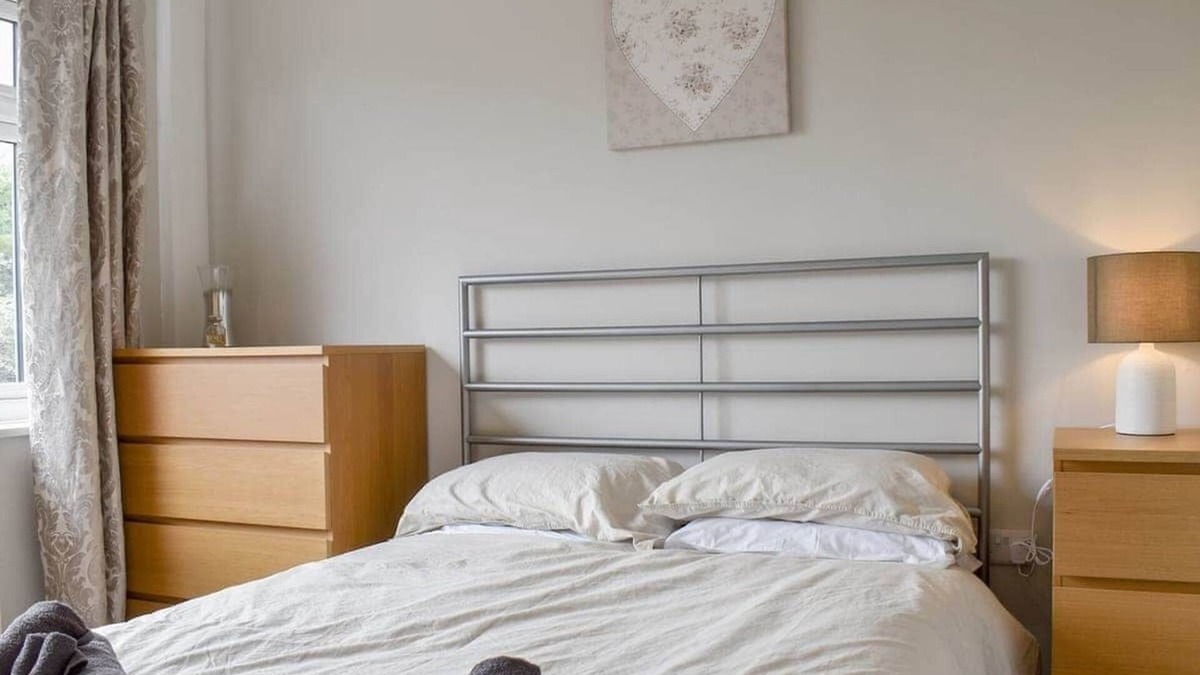 Ashbourne House | Peak District Home with Garden and Parking