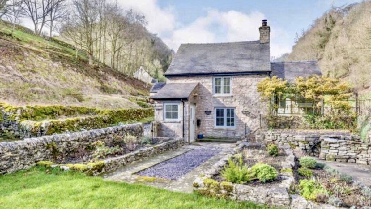 Alstonfield Cottage | Peak District luxury cottage with stunning views in Milldale, Derbyshire Dales