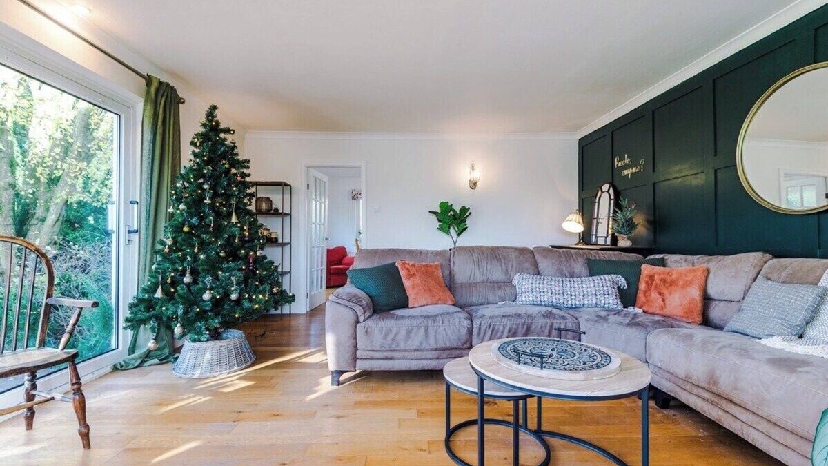 Buxton House | Peak retreat, sleeps 12 - fun, fires & friends