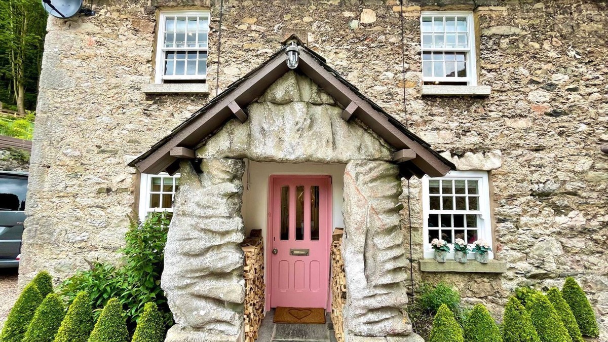 Lindale Cottage | PEAR TREE COTTAGE, pet friendly, with open fire in Grange-Over-Sands