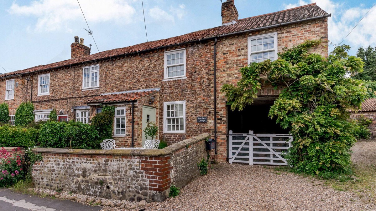 Great Ouseburn Cottage | PEAR TREE COTTAGE, pet friendly, with open fire in Great Ouseburn