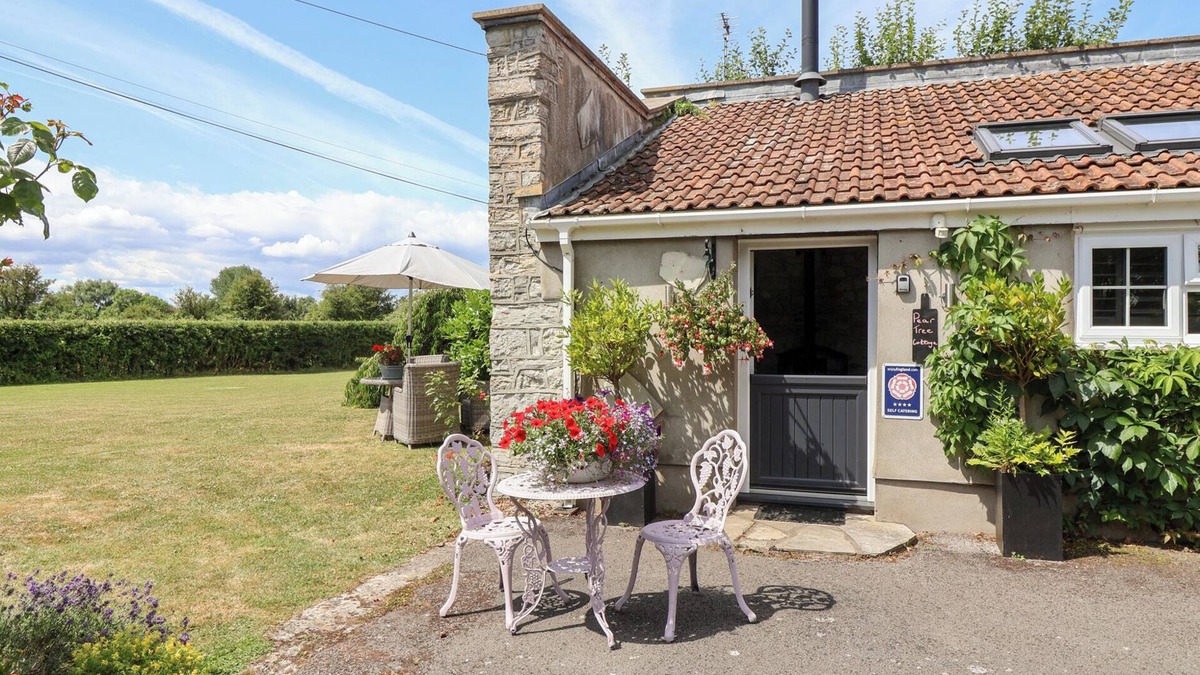 Highbridge Cottage | PEAR TREE COTTAGE, romantic, character holiday cottage in Mark