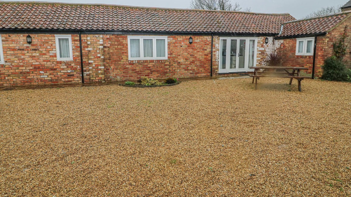 Louth Cottage | PEARDROP COTTAGE, pet friendly, with a garden in Saltfleetby