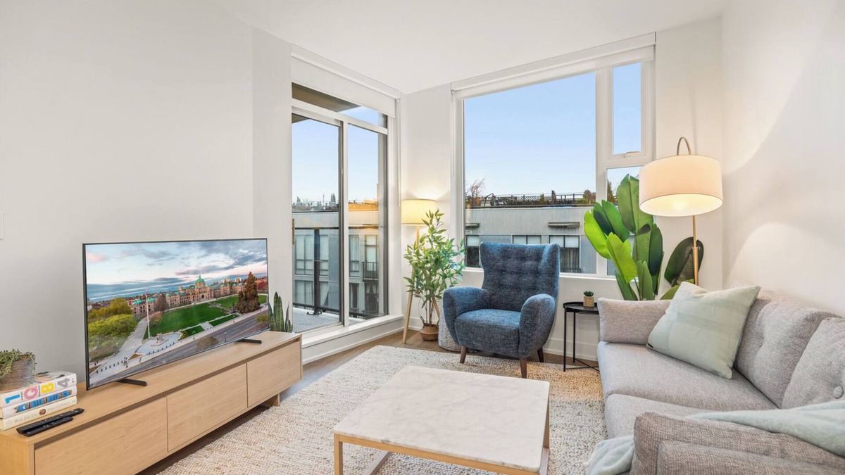 Downtown Victoria Condo | Pearl Sky Suite