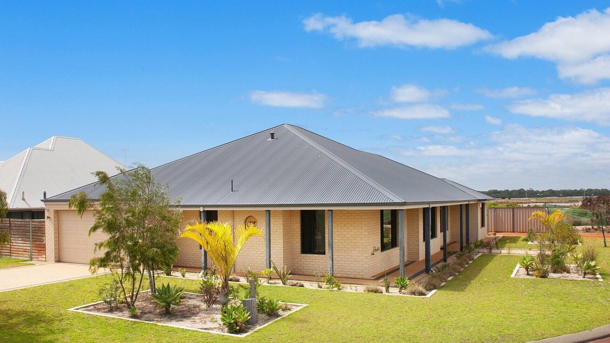 Geographe House | Pebble Beach House- WIFI, Theatre room, Secure yard