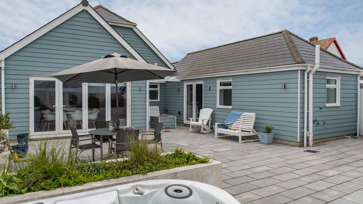 Lydd-on-Sea Cottage | Pebble Fish, a holiday let by Bloom stays - sleeps 8 guests in 4 bedrooms