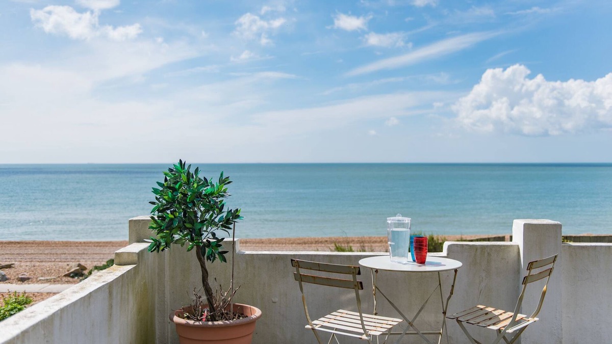 Folkestone Cabin | Pebbles by Bloom Stays - sleeps 2 with the most amazing sea views!