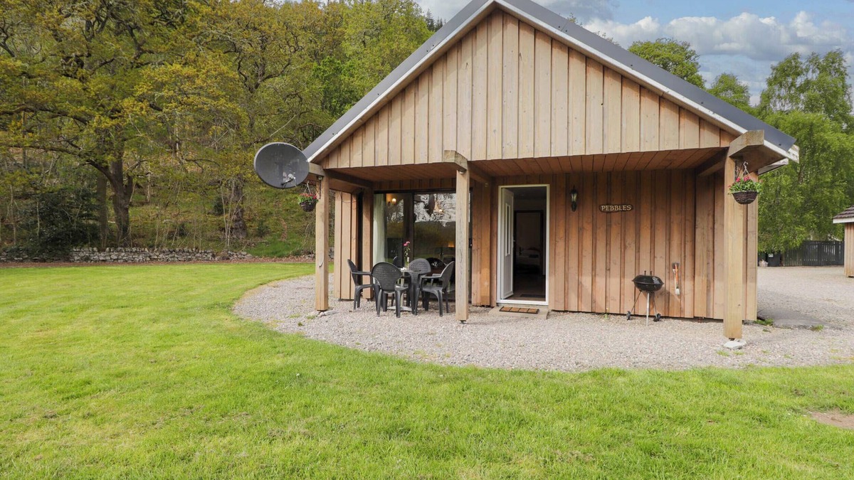 Contin Cottage | PEBBLES COTTAGE, pet friendly, with a garden in Strathpeffer