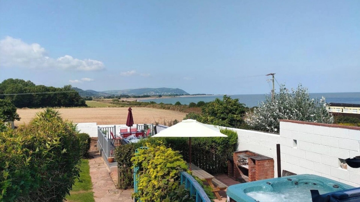 Blue Anchor Apartment | Pebbles Reach, 2 Bed Sea view apartment & hot tub