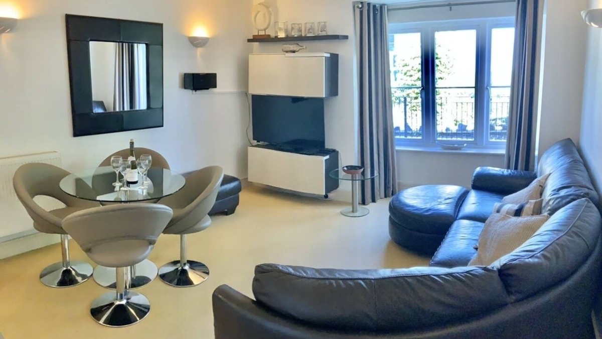 Saundersfoot Apartment | Pebbles Superb Apartment/Woodland & Sea View/Short Walk Beach/Free Parking &WiFi
