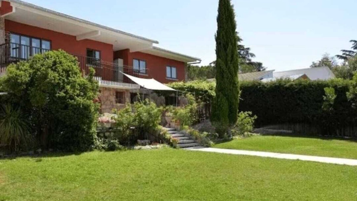 Galapagar Cottage | Pedriza-la casa de Galapagar, charming lodging, terrace and garden view