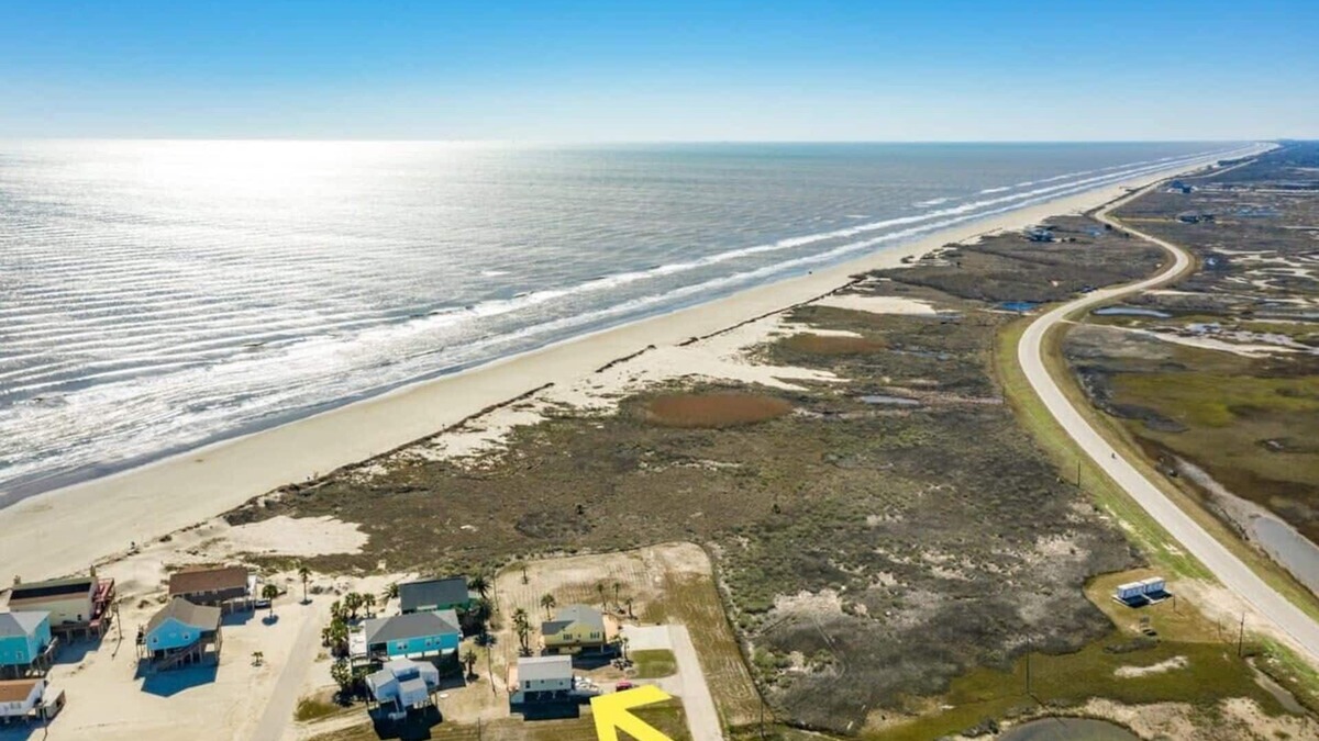 San Luis House | Peek-a-Boo Beach & Bay Views!