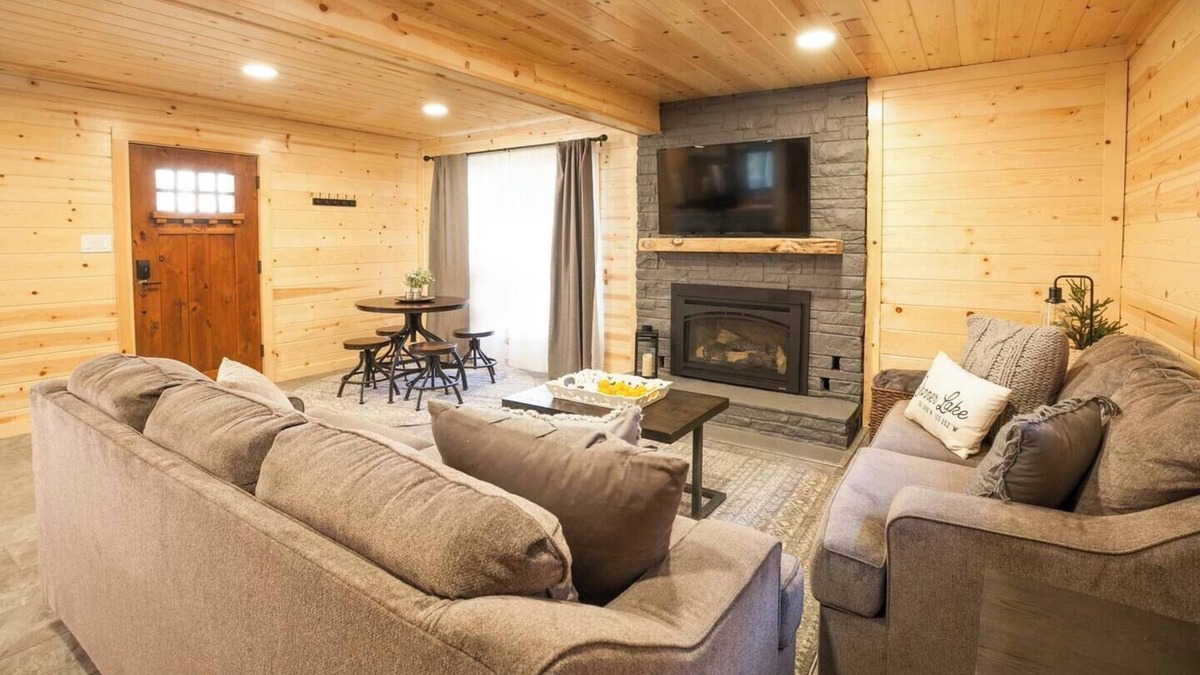 Donner Lake Woods Cabin | Peek of Donner Lake | Walk to West End Pub!